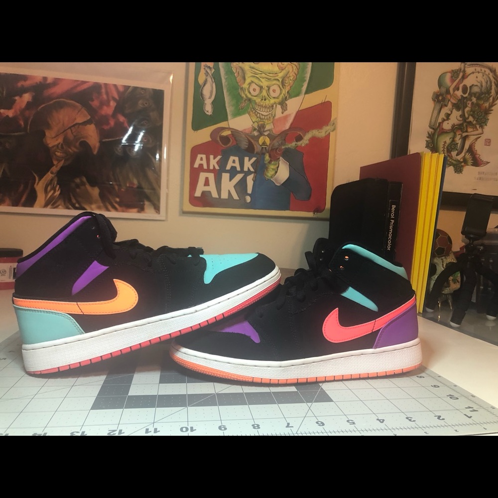 Jordan 1 mid sz7y candy plus small Nike shirt